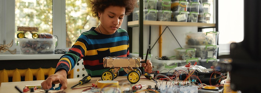Ohio 529 Proud To Be Part of COSI Science Festival Young teen creating a moving piece of machinery